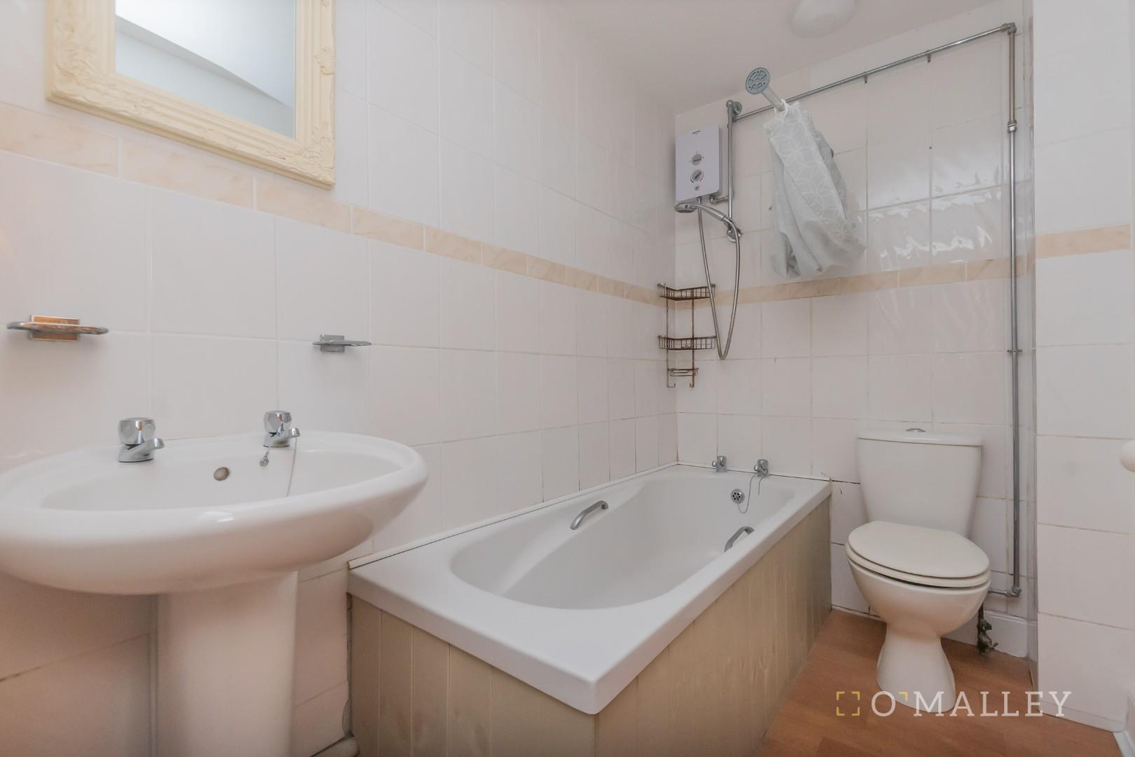 15. Bathroom 1.jpg